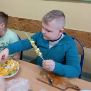 pokaż obrazek - Dzieci robią owocowe szaszłyki