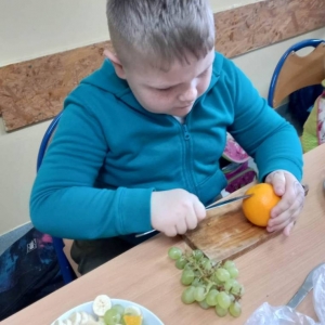 pokaż obrazek - Dzieci robią owocowe szaszłyki