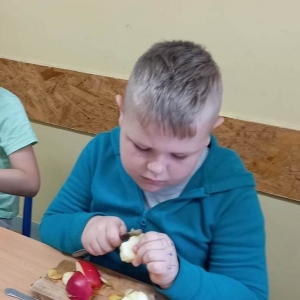 pokaż obrazek - Dzieci robią owocowe szaszłyki