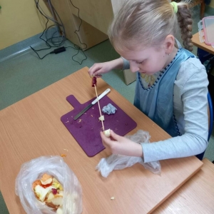 pokaż obrazek - Dzieci robią owocowe szaszłyki