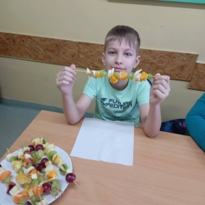 pokaż obrazek - Dzieci robią owocowe szaszłyki