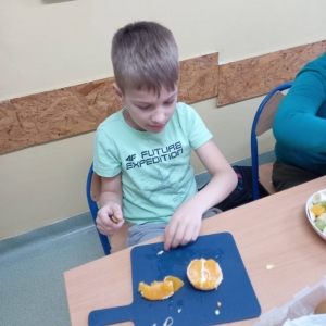 pokaż obrazek - Dzieci robią owocowe szaszłyki