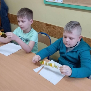 pokaż obrazek - Dzieci robią owocowe szaszłyki