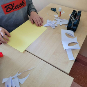 pokaż obrazek - Uczniowie wycinają żonkile