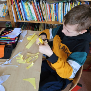 pokaż obrazek - Uczniowie wycinają żonkile