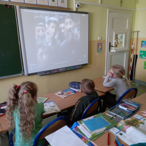 pokaż obrazek - Uczniowie oglądają film