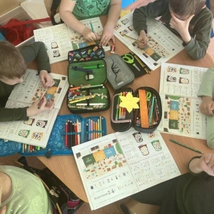pokaż obrazek -  	Dzieci powtarzają zasady segregacji odpadów