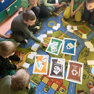 pokaż obrazek -  	Dzieci powtarzają zasady segregacji odpadów