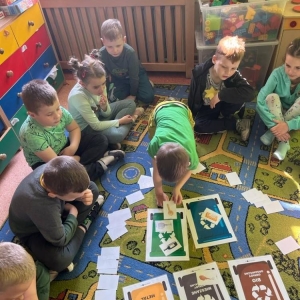 pokaż obrazek -  	Dzieci powtarzają zasady segregacji odpadów