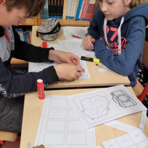 pokaż obrazek - Uczniowie wykonują lapbook