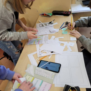pokaż obrazek - Uczniowie wykonują lapbook