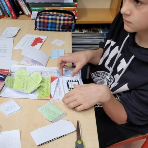 pokaż obrazek - Uczniowie wykonują lapbook