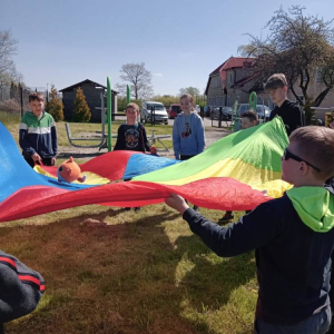 pokaż obrazek - Zabawy z chustą animacyjną