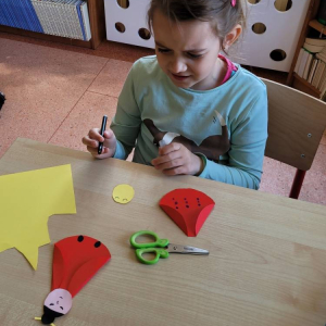 pokaż obrazek - Dziecko wykonuje pracę plastyczną