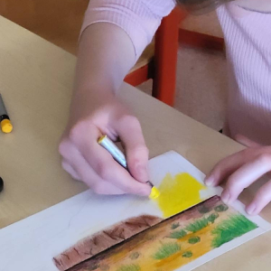 pokaż obrazek - Uczennica wykonuje pracę plastyczną
