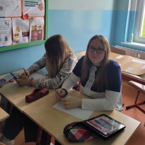 pokaż obrazek - Uczennice wykonują prace plastyczne