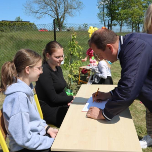pokaż obrazek - Uroczyste sadzenie drzewek