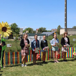 pokaż obrazek - Uroczyste sadzenie drzewek