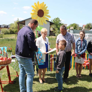 pokaż obrazek - Uroczyste sadzenie drzewek