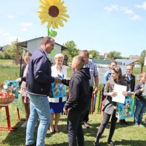 pokaż obrazek - Uroczyste sadzenie drzewek
