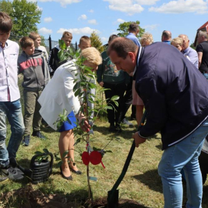 pokaż obrazek - Uroczyste sadzenie drzewek