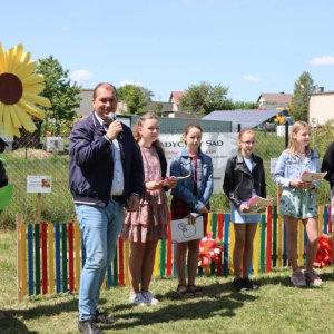 pokaż obrazek - Uroczyste sadzenie drzewek