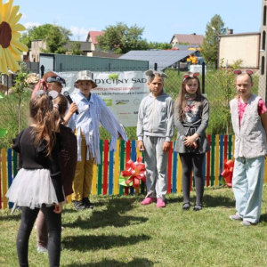 pokaż obrazek - Uroczyste sadzenie drzewek