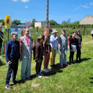 pokaż obrazek - Uroczyste sadzenie drzewek