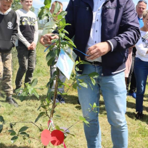 pokaż obrazek - Uroczyste sadzenie drzewek
