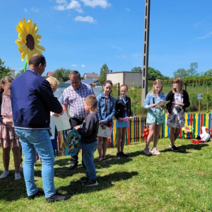 pokaż obrazek - Uroczyste sadzenie drzewek