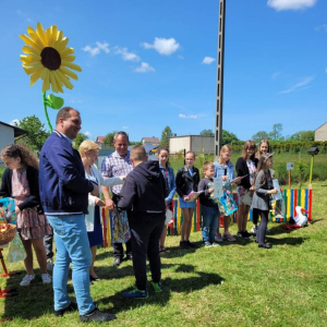 pokaż obrazek - Uroczyste sadzenie drzewek
