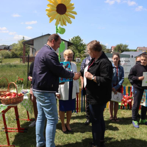 pokaż obrazek - Uroczyste sadzenie drzewek