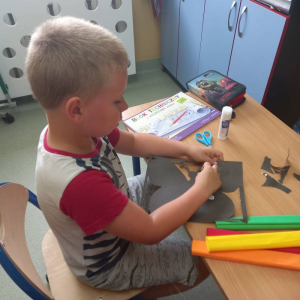 pokaż obrazek - Dzieci wykonują pracę plastyczną