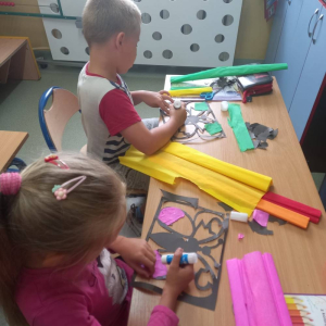 pokaż obrazek - Dzieci wykonują pracę plastyczną