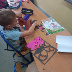 pokaż obrazek - Dzieci wykonują pracę plastyczną