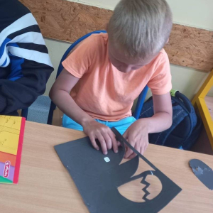 pokaż obrazek - Dzieci wykonują pracę plastyczną