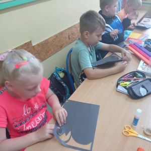 pokaż obrazek - Dzieci wykonują pracę plastyczną