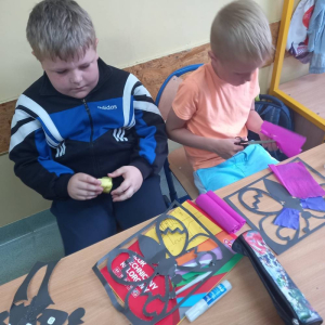 pokaż obrazek - Dzieci wykonują pracę plastyczną