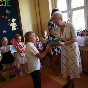 pokaż obrazek - Wręczenie dyplomów i upominków