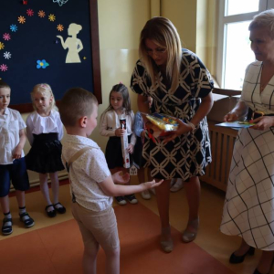 pokaż obrazek - Wręczenie dyplomów i upominków