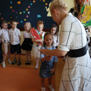 pokaż obrazek - Wręczenie dyplomów i upominków