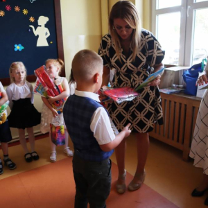 pokaż obrazek - Wręczenie dyplomów i upominków
