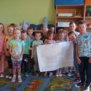 pokaż obrazek - Dzieci wykonują pracę plastyczną