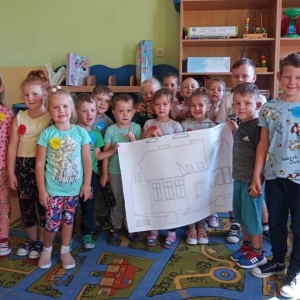 pokaż obrazek - Dzieci wykonują pracę plastyczną