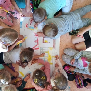 pokaż obrazek - Dzieci wykonują pracę plastyczną