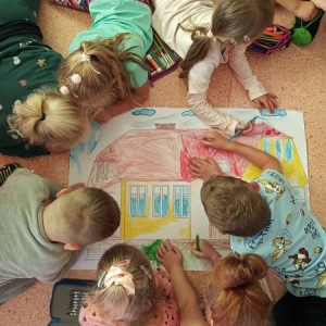 pokaż obrazek - Dzieci wykonują pracę plastyczną