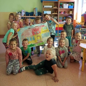 pokaż obrazek - Dzieci wykonują pracę plastyczną