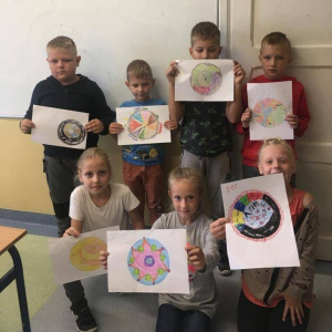 pokaż obrazek - Międzynarodowy Dzień Kropki w klasie 1 i 2 