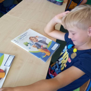 pokaż obrazek - Międzynarodowy Dzień Kropki w klasie 1 i 2 