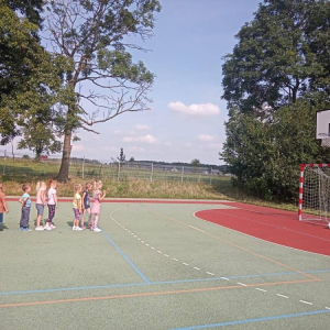 pokaż obrazek - Przedszkolaki aktywnie spędzają czas na świeżym powietrzu